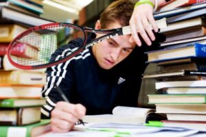 studio e agonismo - tennista tra pile di libri